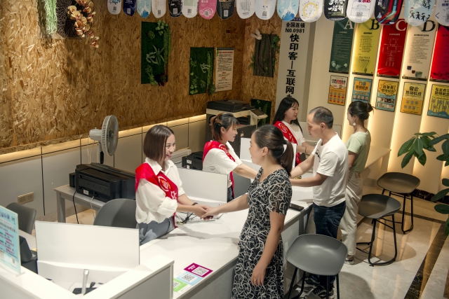 k8凯发天生赢家·一触即发图文广告加盟店员工风采1