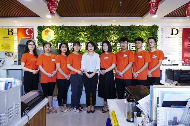 k8凯发天生赢家·一触即发加盟店时和利速彩员工合影